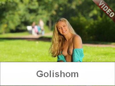 Голая красавица на природе в парке - видео