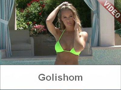 Голая нудистка с обалденной фигурой в бассейне - видео