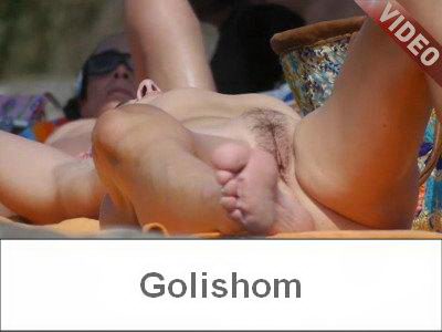 Писи нудисток на пляже крупным планом - видео hd