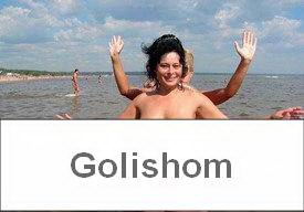 Нудисты на пляже отдыхают