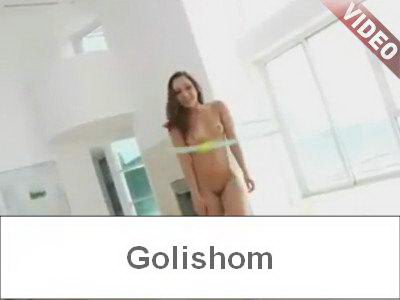 Голая девушка крутит обруч - видео