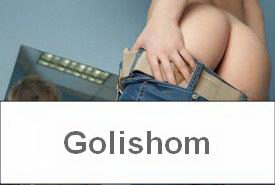 Девушка снимает джинсы