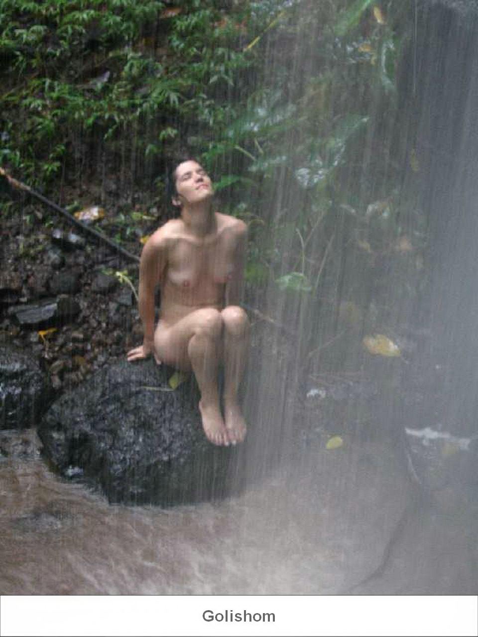 Голые девушки и водная стихия Голые девушки и водная стихия