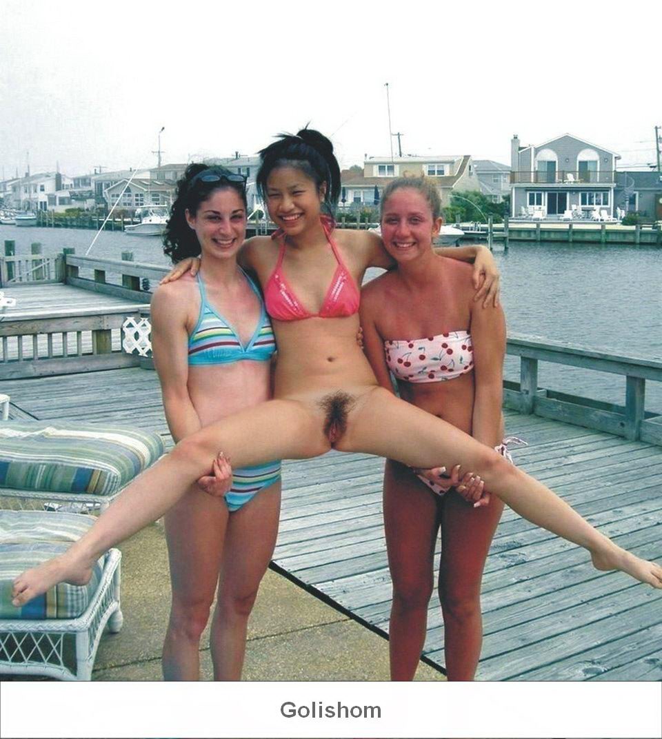 Нудистки раздвигают ножки Нудистки раздвигают ножки