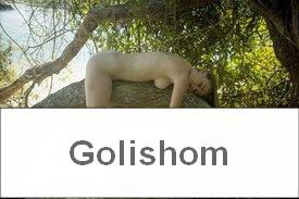 Женщина-Маугли голая на дереве