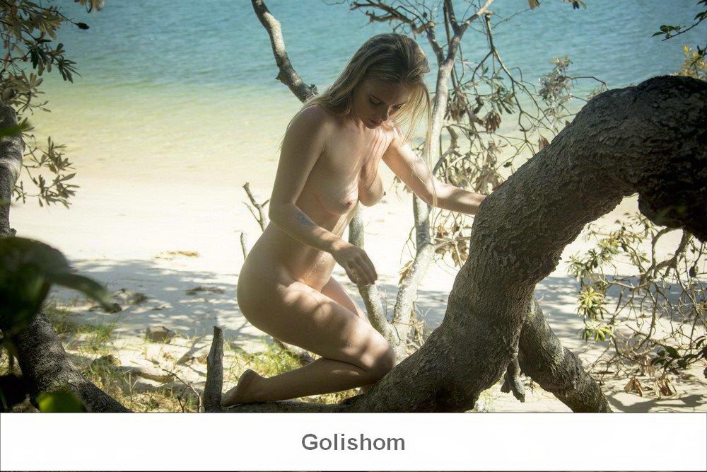 Женщина-Маугли голая на дереве Женщина-Маугли голая на дереве