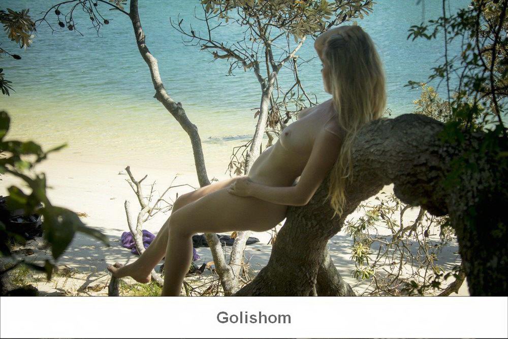 Женщина-Маугли голая на дереве Женщина-Маугли голая на дереве