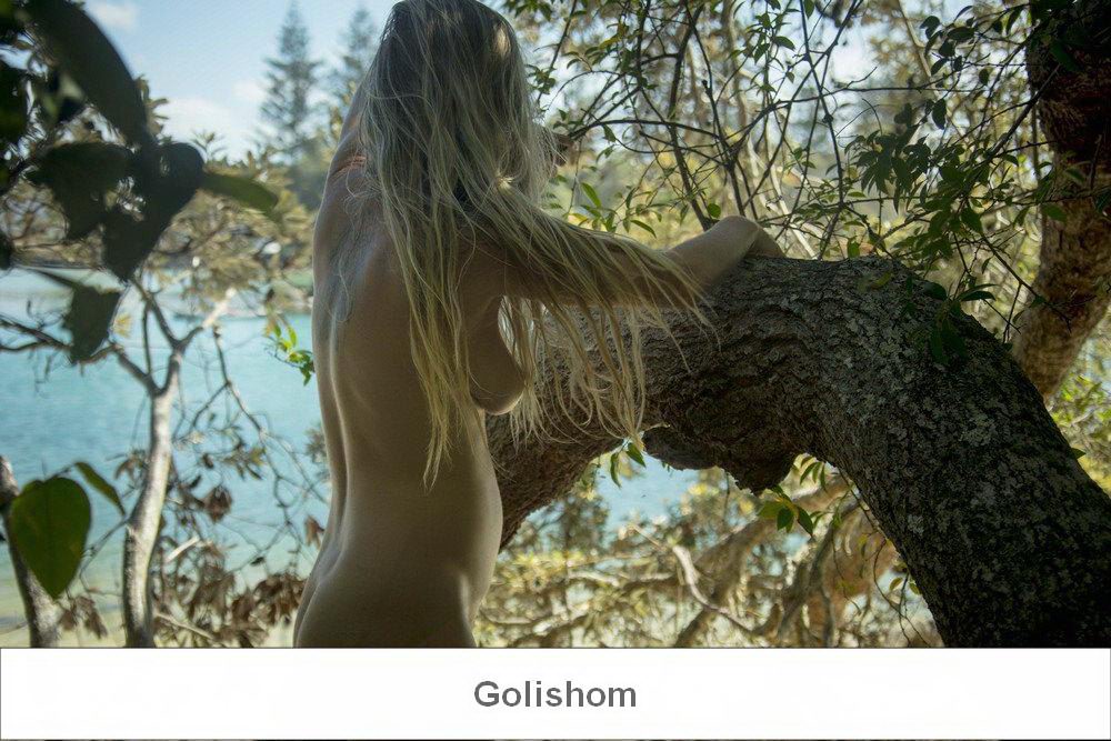 Женщина-Маугли голая на дереве Женщина-Маугли голая на дереве