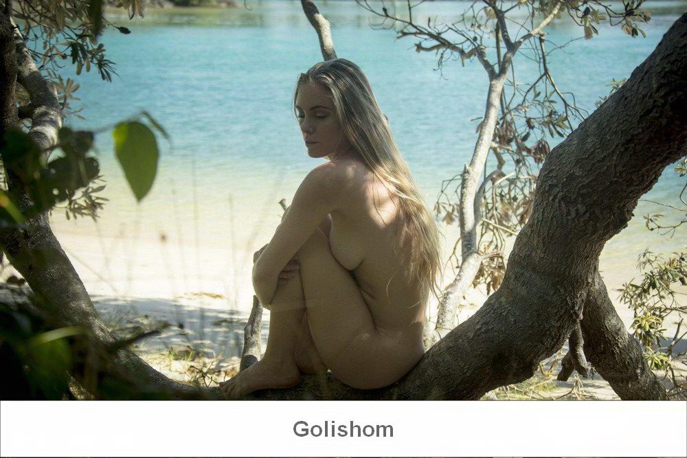 Женщина-Маугли голая на дереве Женщина-Маугли голая на дереве