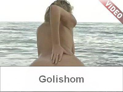 Нудисты круто развлекаются прям на пляже - видео