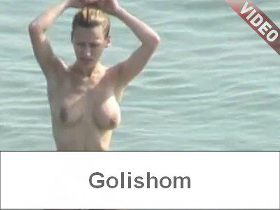 Симпатичная нудисточка в трусиках с большими дойками - видео