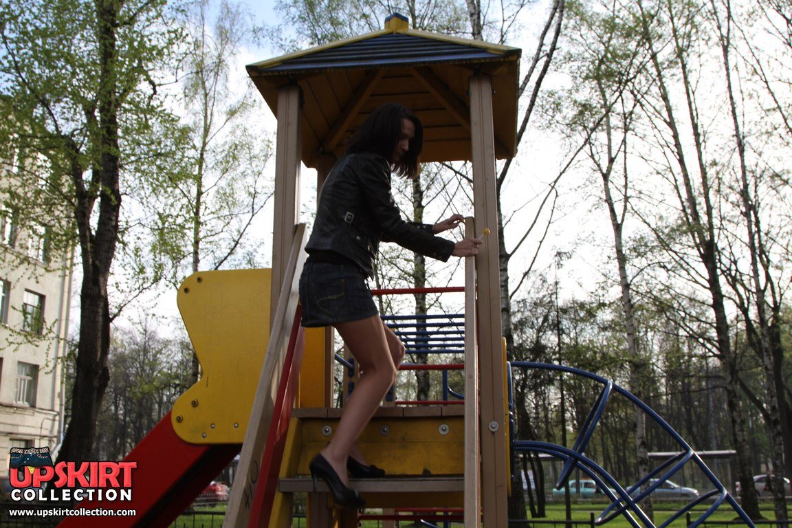 Под юбкой у девок Под юбкой у девок
