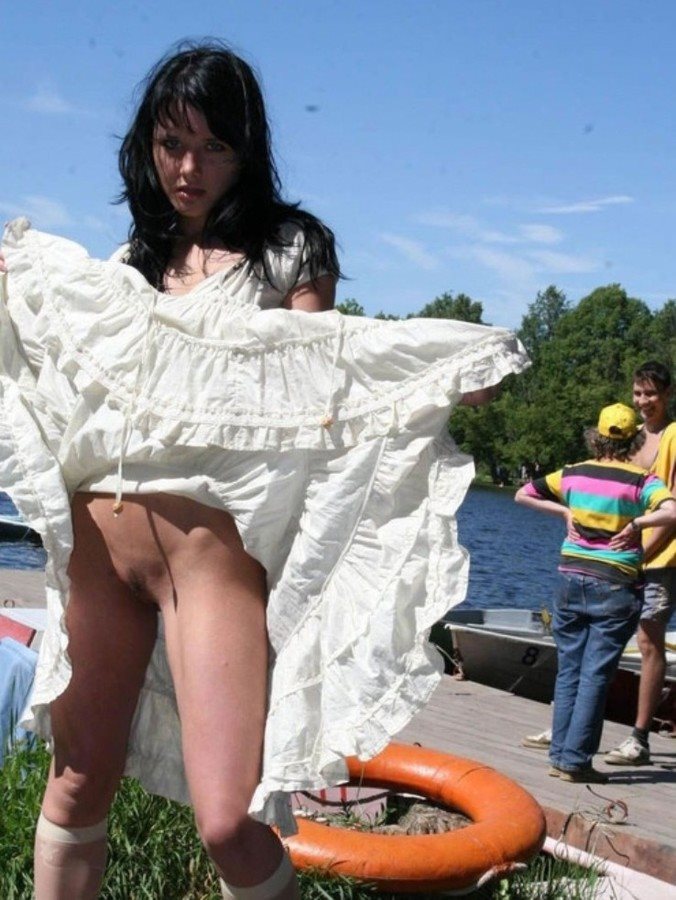 Фото по теме Девки задирают юбочки и показывают голую писю мальчикам Фото по теме Девки задирают юбочки и показывают голую писю мальчикам