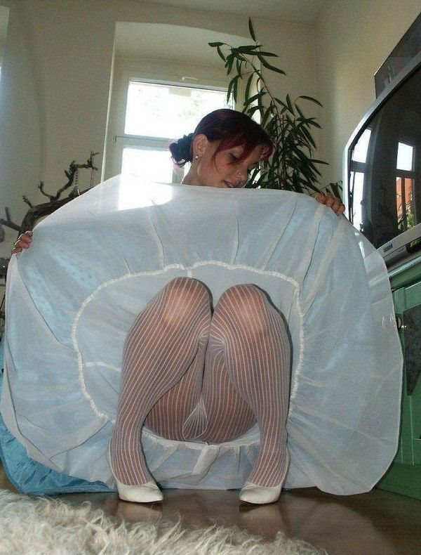 Фото по теме Под платьем у невесты нарядные трусики Фото по теме Под платьем у невесты нарядные трусики