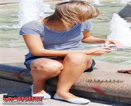 А девки засветили нечаянно свои трусики под юбкой