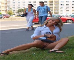 Без трусиков! Они без трусов под юбками!