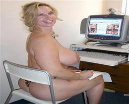 Девка так возбудилась за компом от порнухи, что сняла трусы