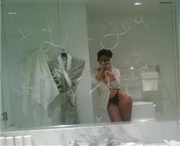 Девки щёлкают себя голыми на мобильник