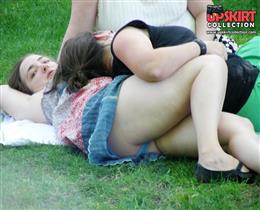 Девки в мини юбках.