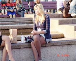 Есть ли трусы под юбкой у девки?