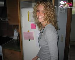 Голая блондинка отсасывает у френда и позирует голышом