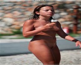 Молодая поросль нудисток сводит с ума своими голыми телами