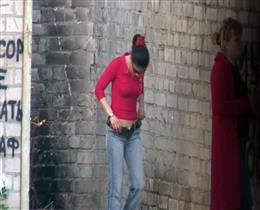 Подглядывание - девка только что пописяла и одевается