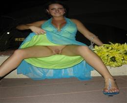 У девушек под юбкой голые писи - без трусиков